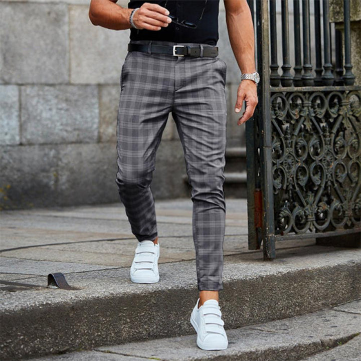 Stijlvolle slim fit geruite chino broek voor heren. Trendy en veelzijdig, ideaal voor een moderne look.