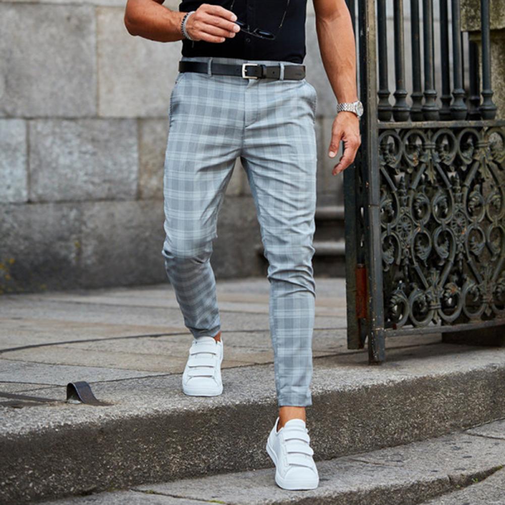 Comfortabele slim fit geruite chino herenbroek. Kies uit beige, blauw, zwart of grijs voor een trendy look.