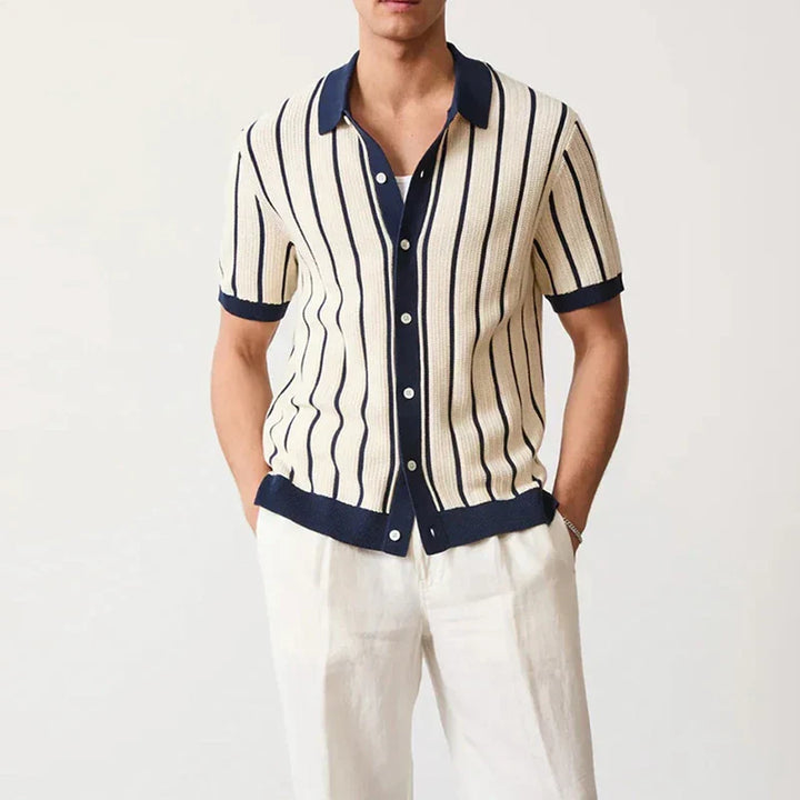 Trendy herenoverhemd met modieuze strepen en knoopsluiting, perfect voor casual zomerse dagen.