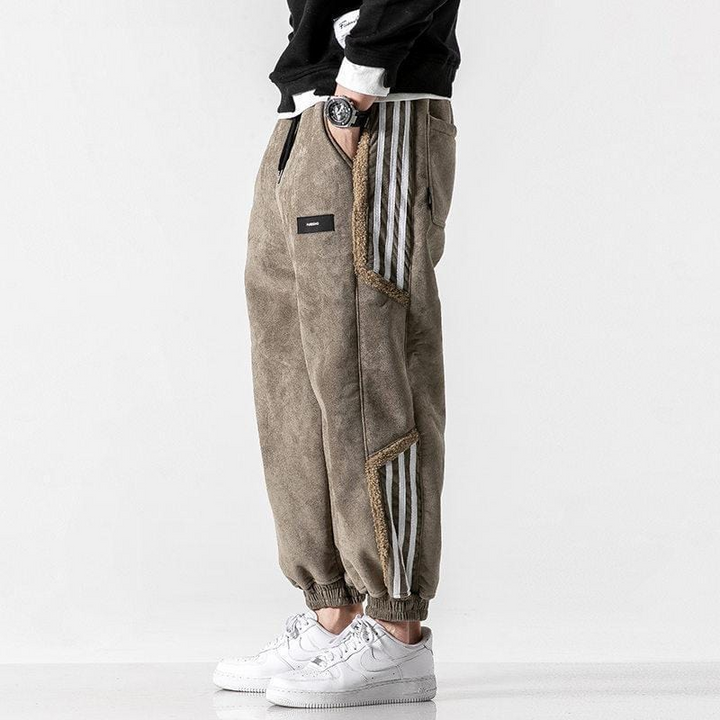 Comfortabele heren joggingbroek met gestreepte stof en elastische boorden voor een perfecte pasvorm.