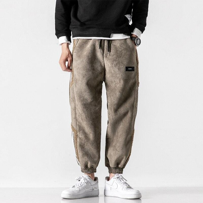 Zachte, gestreepte heren joggingbroek met comfortabele boorden. Perfecte vrijetijdskleding voor mannen.