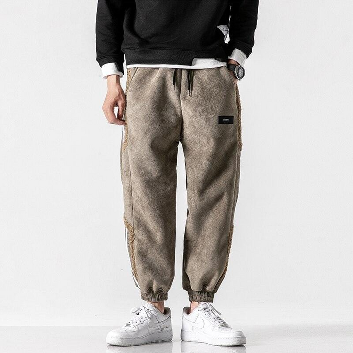 Zachte, gestreepte heren joggingbroek met comfortabele boorden. Perfecte vrijetijdskleding voor mannen.