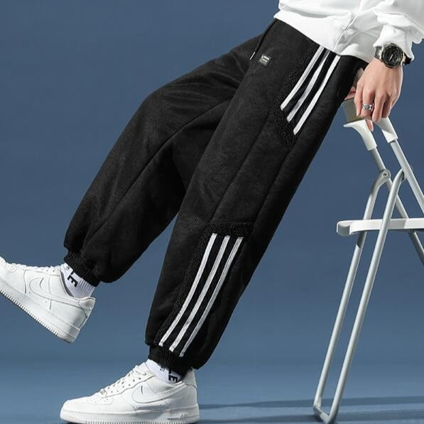 Casual gestreepte heren joggingbroek voor comfort thuis of tijdens sportieve vrijetijdsactiviteiten.