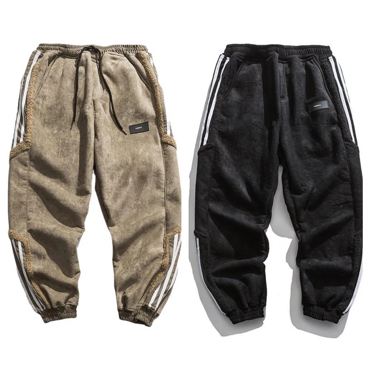 Close-up van de gestreepte stof en de comfortabele elastische boorden van deze heren joggingbroek.