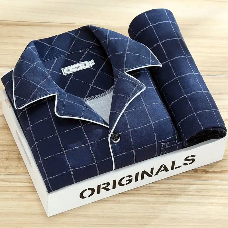 Comfortabele gestreepte heren pyjamaset, ideaal als nachtkleding of loungewear voor lente en herfst.
