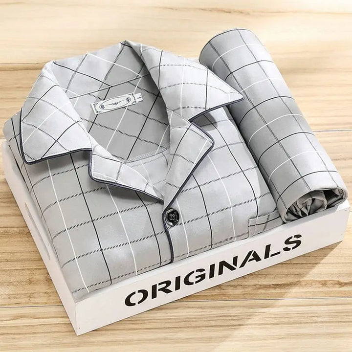 Zachte heren pyjamaset met strepen, perfecte tweedelige nachtkleding voor ontspanning thuis.