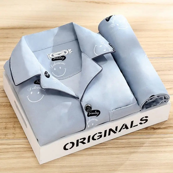 Stijlvolle gestreepte herenpyjama voor mannen, comfortabele loungewear voor een relaxte avond.