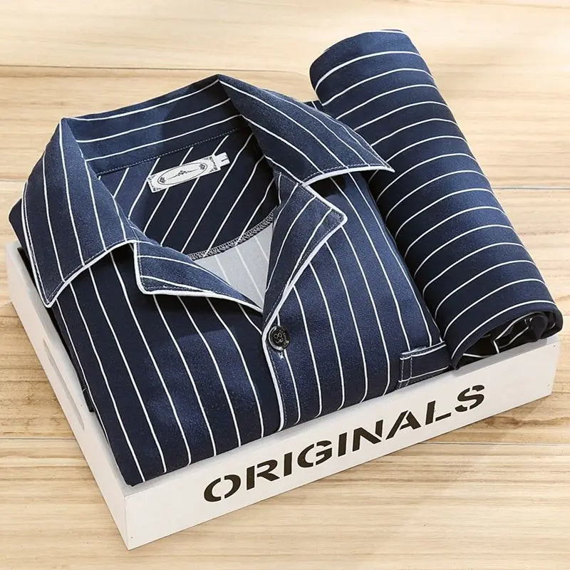Herenmode: gestreepte pyjamaset, zachte stof, ideaal voor een comfortabele nachtrust.