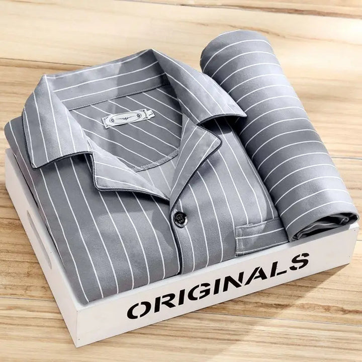 Tweedelige gestreepte heren pyjamaset, moderne nachtkleding voor de man die comfort zoekt.