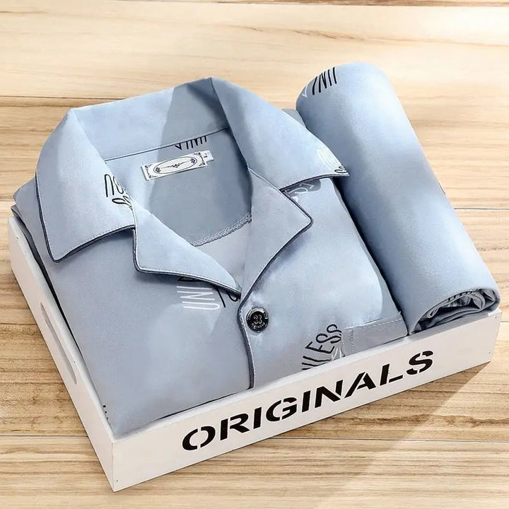 Gestreepte herenpyjama voor comfort en stijl, perfect voor zowel slapen als ontspannen.