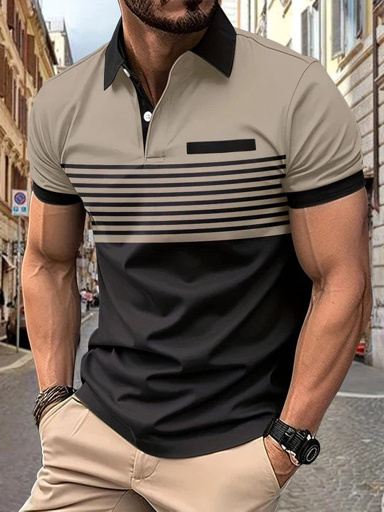 Close-up van de zachte stof van deze comfortabele gestreepte heren zomerpolo, ademend en stijlvol.