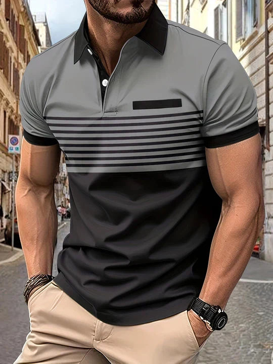 Model draagt een trendy gestreepte heren polo, comfortabel en modieus shirt voor de zomer.