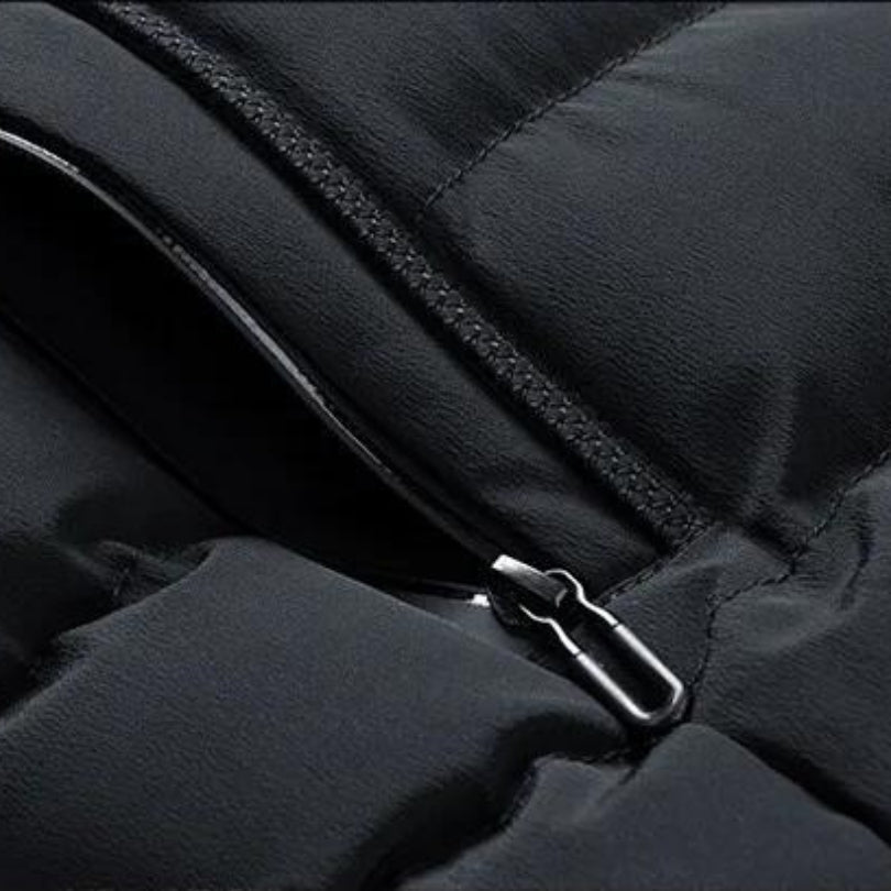 Comfortabele heren jas met capuchon, gewatteerd voor extra warmte. Een praktische casual winterjas voor heren.