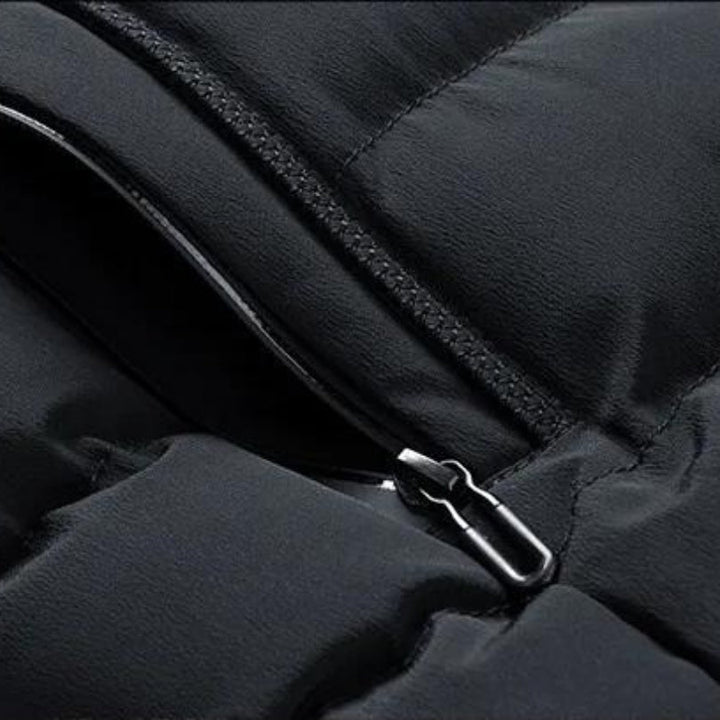 Comfortabele heren jas met capuchon, gewatteerd voor extra warmte. Een praktische casual winterjas voor heren.