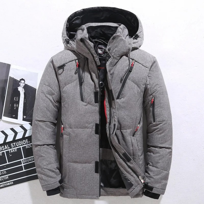 Close-up van warme gewatteerde heren winterjas met capuchon; comfortabele en duurzame bovenkleding.