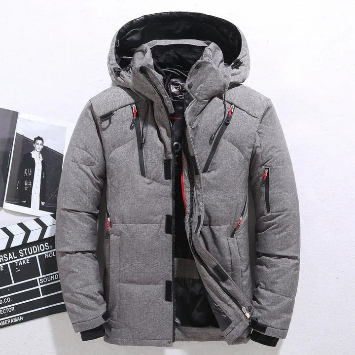 Close-up van warme gewatteerde heren winterjas met capuchon; comfortabele en duurzame bovenkleding.