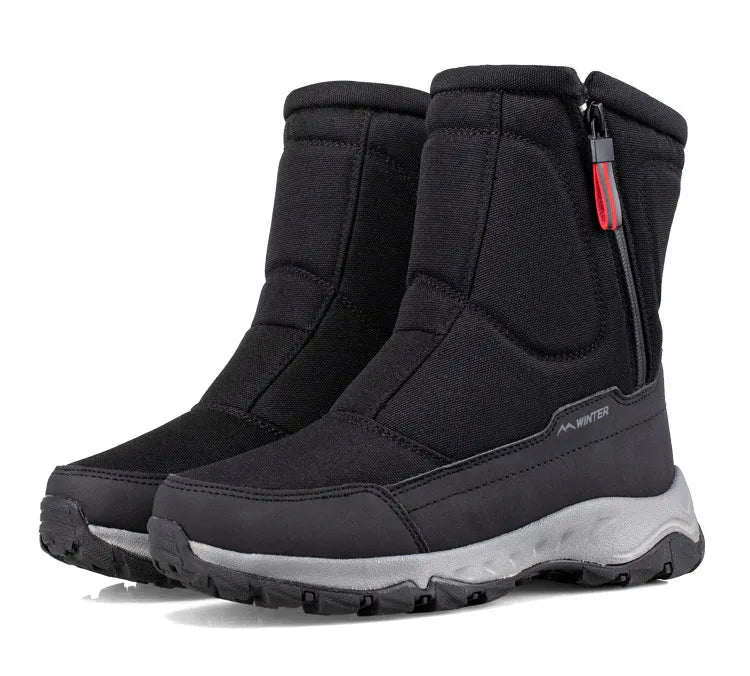 Heren halfhoge snowboots in actie, waterdicht en warm voor winterse outdoor avonturen in de sneeuw.