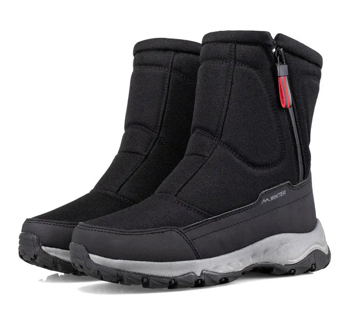Heren halfhoge snowboots in actie, waterdicht en warm voor winterse outdoor avonturen in de sneeuw.