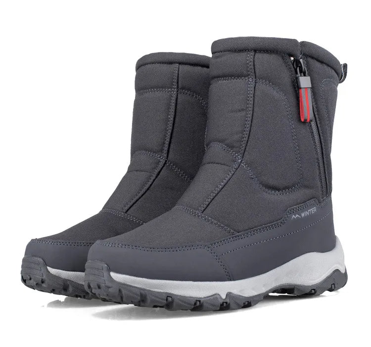 Warme heren snowboots in verse sneeuw, waterdicht en isolerend. Ideaal voor koudweer en winterlaarzen.