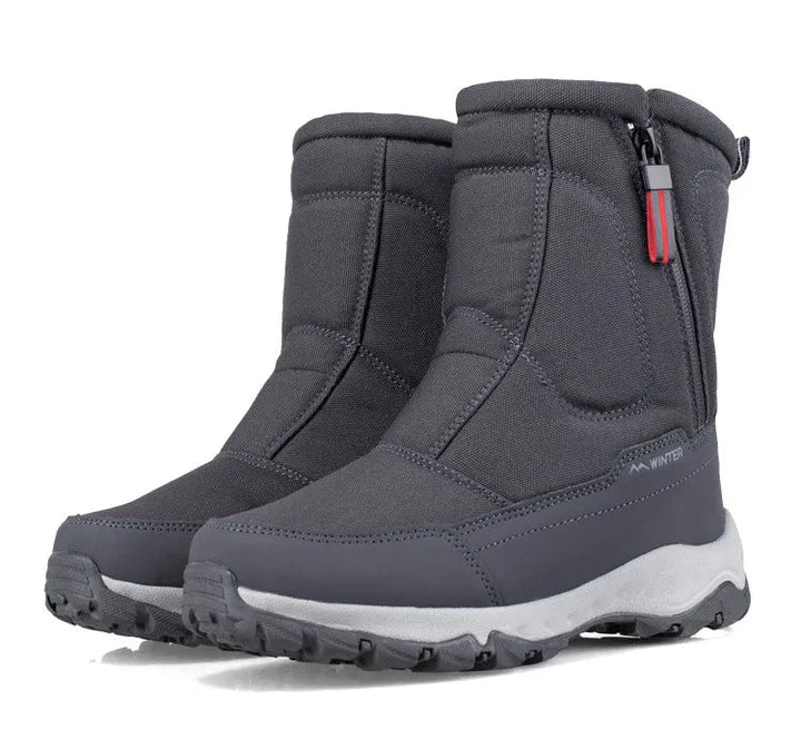 Warme heren snowboots in verse sneeuw, waterdicht en isolerend. Ideaal voor koudweer en winterlaarzen.