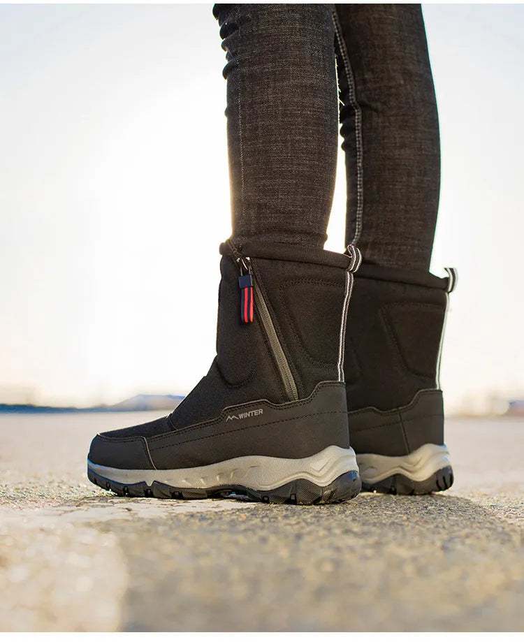 Close-up van de waterdichte stof van deze halfhoge heren winterlaarzen. Warm en comfortabel.