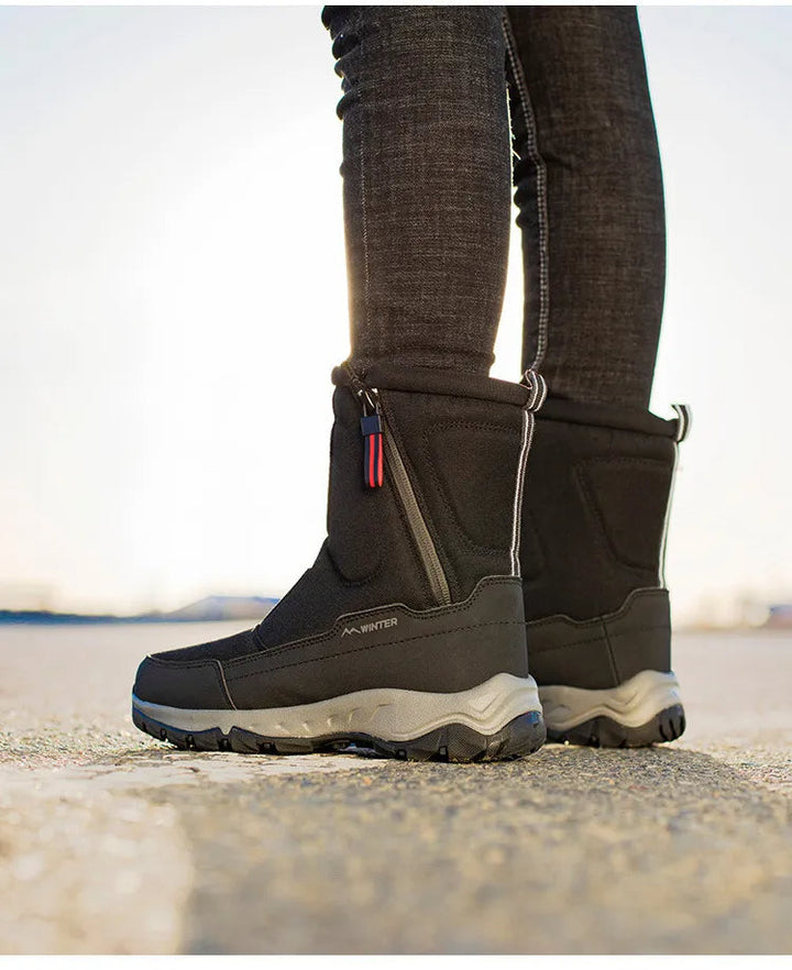 Close-up van de waterdichte stof van deze halfhoge heren winterlaarzen. Warm en comfortabel.