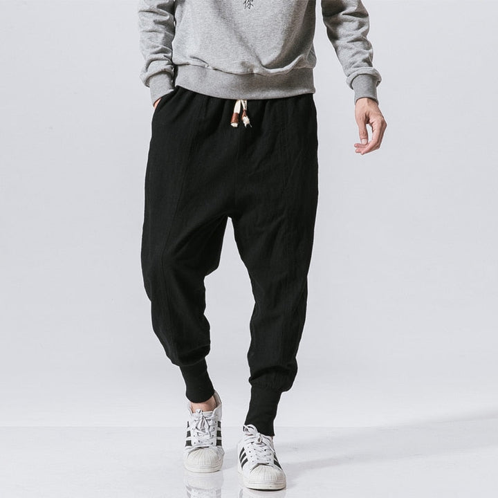 Heren harem streetwear trainingsbroek, comfortabel & stijlvol, model draagt.