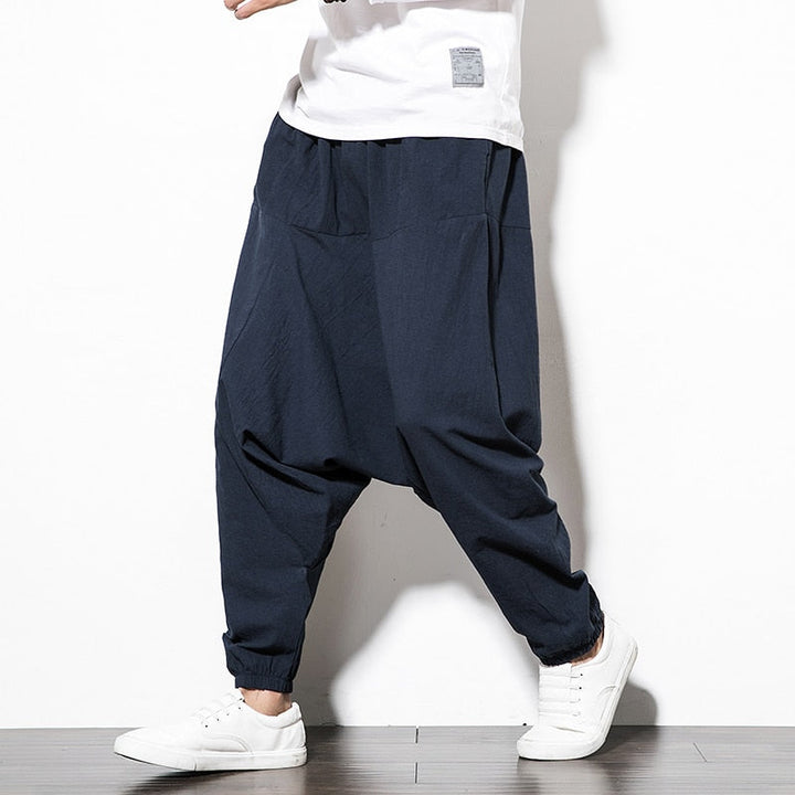 Trendy heren streetwear trainingsbroek, losse pasvorm, bewegend model.