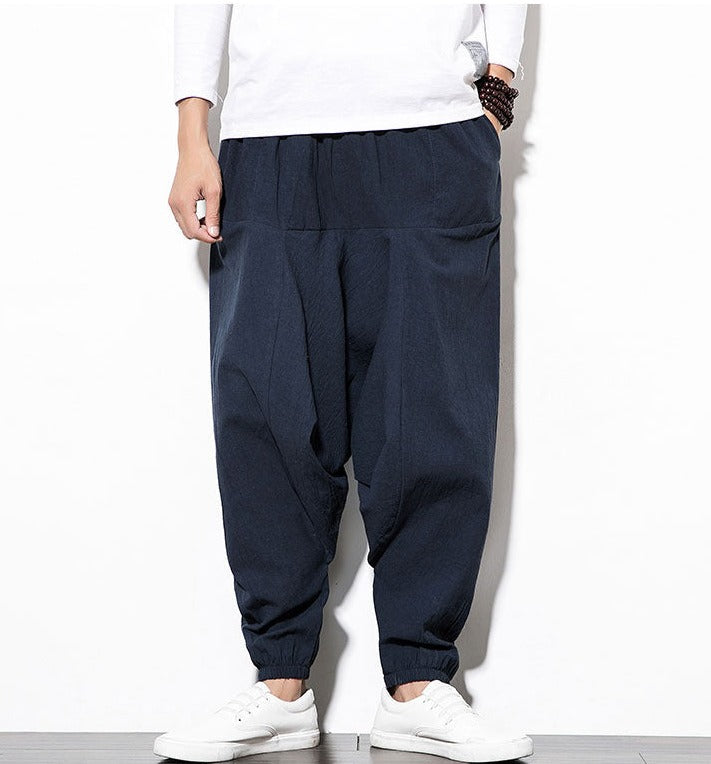 Urban mode heren: baggy joggingbroek met moderne streetwear uitstraling.