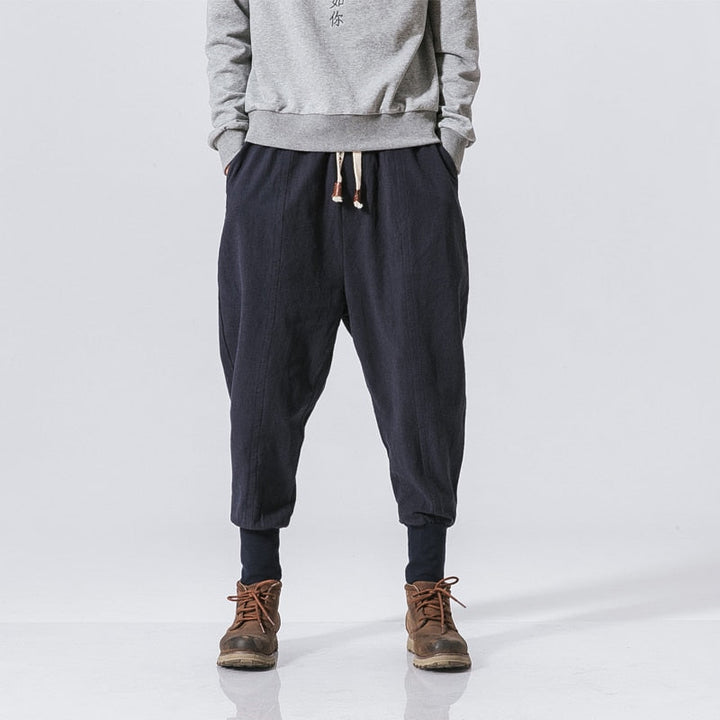 Comfortabele heren streetwear broek, baggy pasvorm, zittend model toont stof.