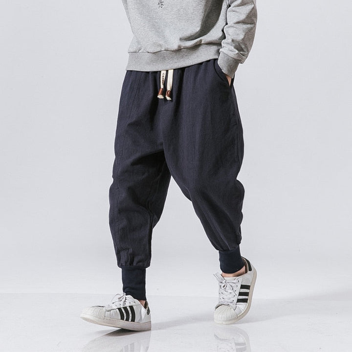 Heren sportkleding: zwarte harem trainingsbroek met elastische tailleband.