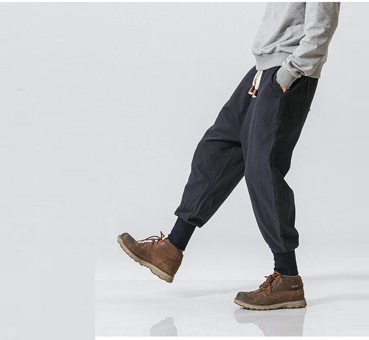 Close-up van de zachte stof van deze heren comfortabele harem joggingbroek.