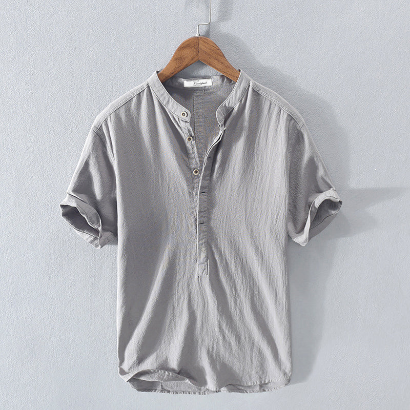 Heren henley shirt met bandkraag en korte mouwen, ideaal voor een casual zomerlook. Comfortabel herenmode item.