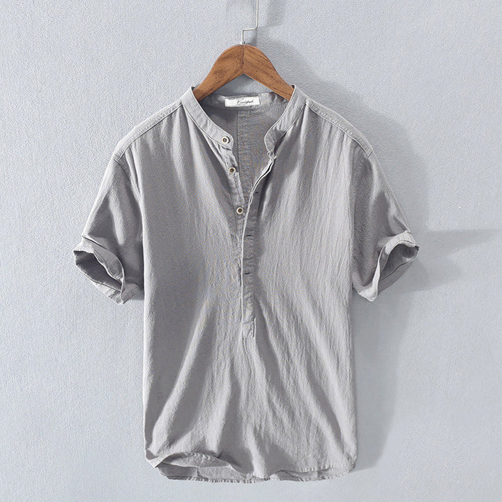 Heren henley shirt met bandkraag en korte mouwen, ideaal voor een casual zomerlook. Comfortabel herenmode item.