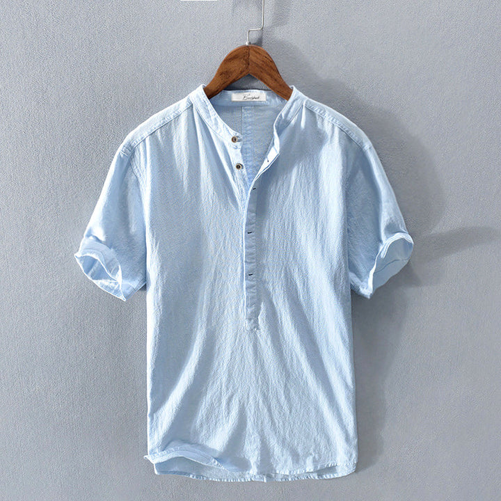 Mannelijk henley shirt met korte mouwen en trendy bandkraag, essentieel casual shirt voor heren in de zomer.