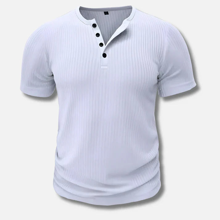 Modern heren Henley T-shirt met knoopsluiting, perfect voor een ontspannen, casual zomerse outfit.