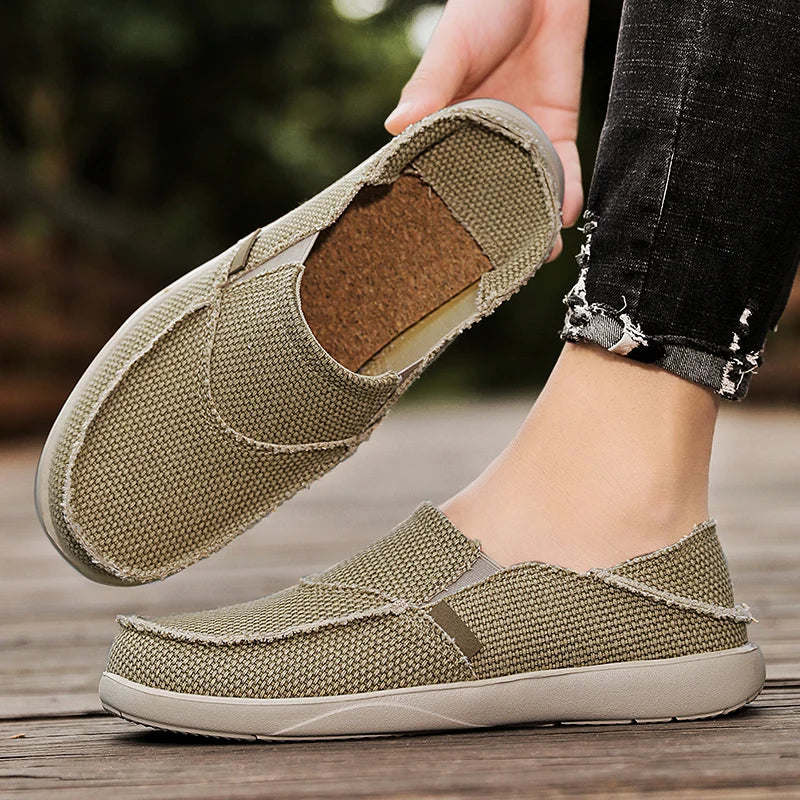 Khaki heren canvas instappers, comfortabel en lichtgewicht. Ideale zomer slippers voor casual outfits.