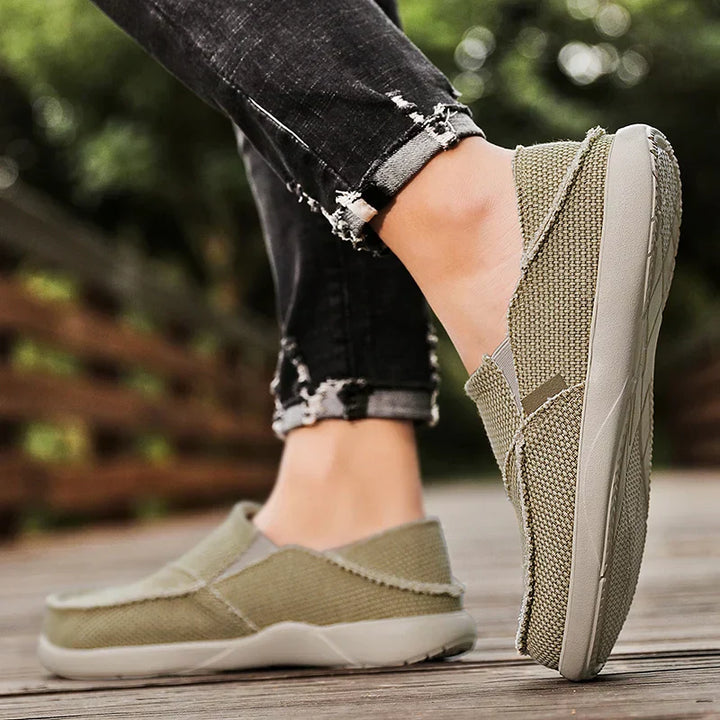 Donkergrijze ademende heren instappers, perfecte canvas slippers voor een zomerse, casual look.