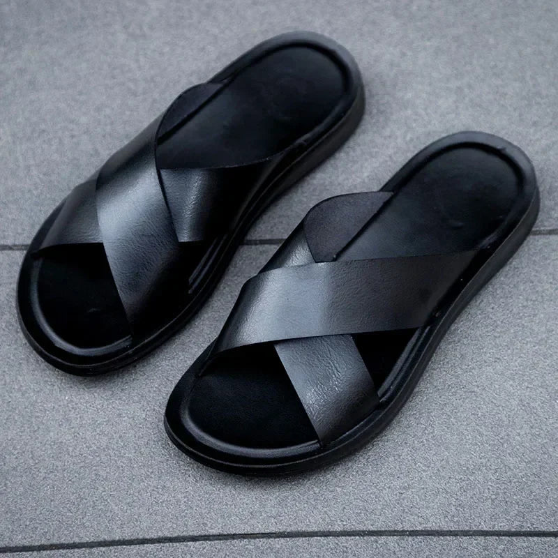 Heren Italiaanse leren zomerslippers. Stijlvolle instappers voor zomerse elegantie en comfort.