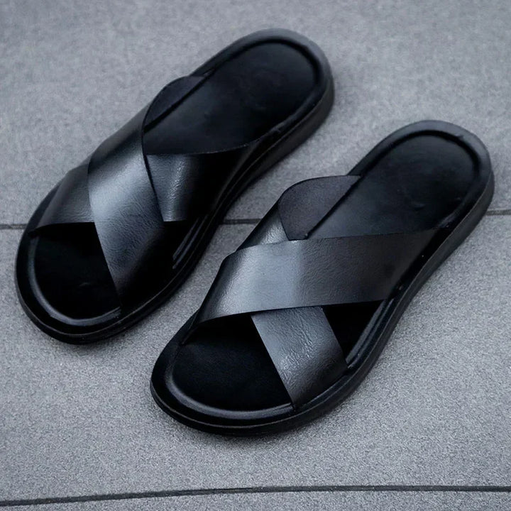 Heren Italiaanse leren zomerslippers. Stijlvolle instappers voor zomerse elegantie en comfort.