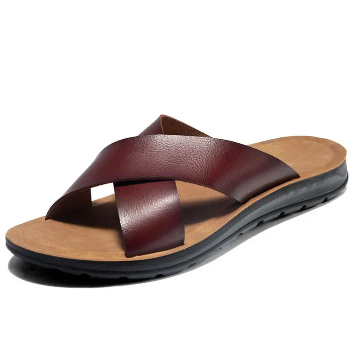 Kwalitatieve heren zomer instappers. Robuuste Italiaanse leren slippers, perfect voor strand of stadswandeling.