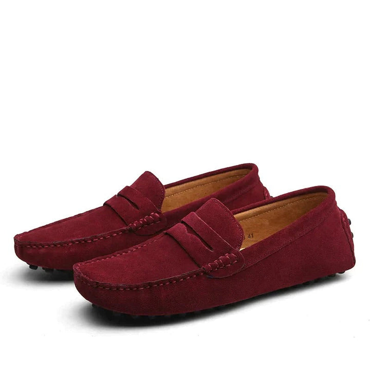 Detail van een heren loafer, zacht leer en robuuste zool voor optimale stijl en comfort.