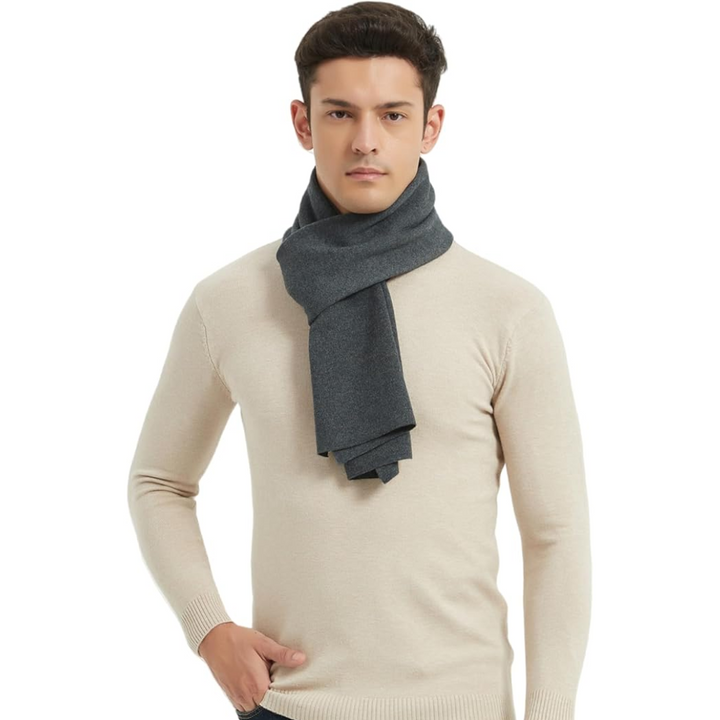 Afbeelding van een opgevouwen Ryan heren sjaal, gemaakt van puur kasjmier, voor ultiem comfort.