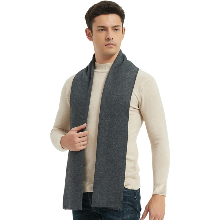 Man draagt een elegante kasjmier wintersjaal. Stijlvolle bescherming tegen de kou.