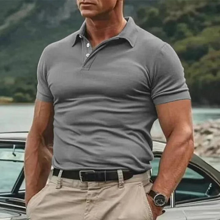 Close-up van de button-down kraag en knoopsluiting van het comfortabele heren poloshirt met korte mouwen.