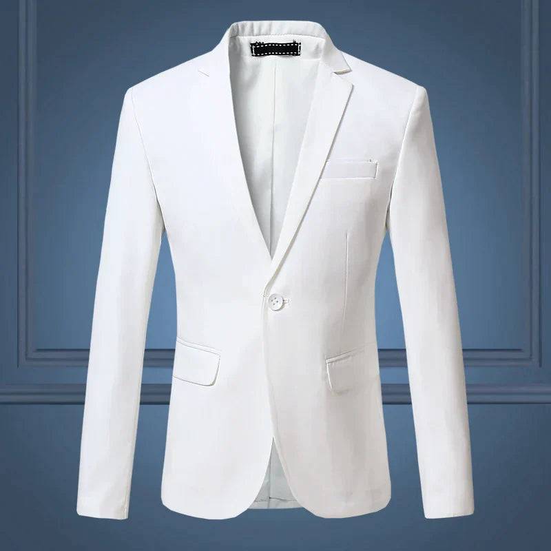 Elegant geklede man in een klassieke heren blazer Maxim, straalt tijdloze stijl en professionaliteit uit.