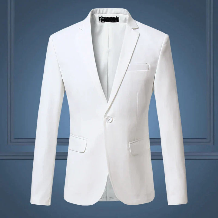 Elegant geklede man in een klassieke heren blazer Maxim, straalt tijdloze stijl en professionaliteit uit.