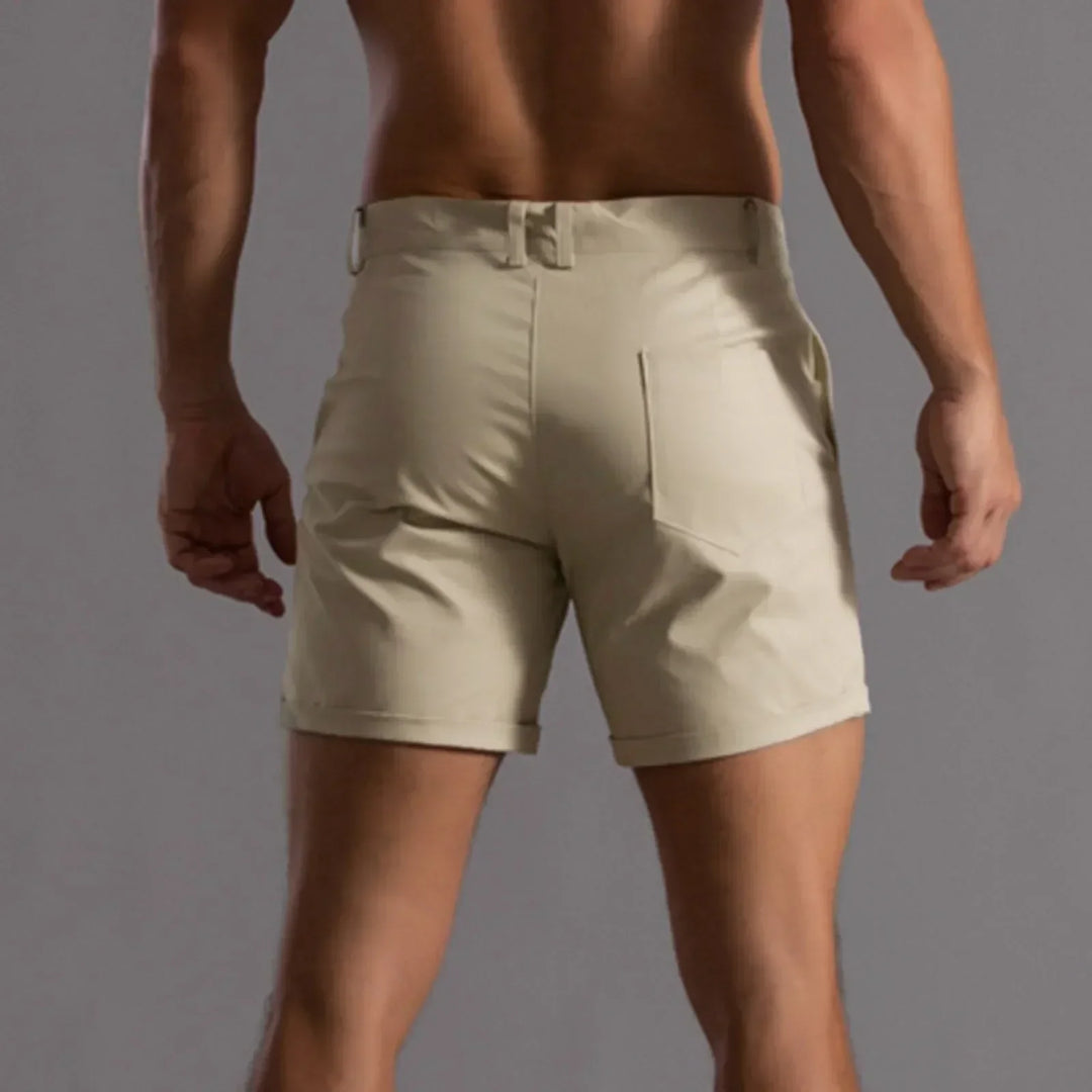 Moderne aansluitende heren korte broek, ideaal voor stijlvolle zomerse looks. Met trekkoord detail.