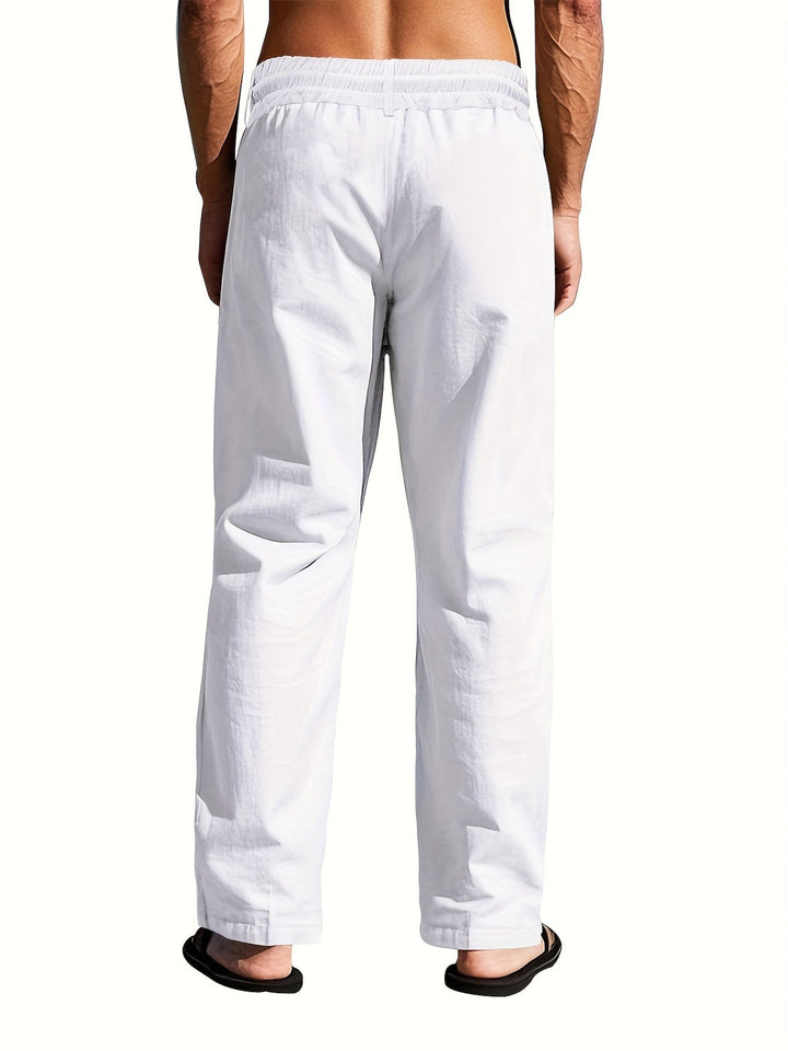 Ontspannen heren broek met trekkoord en rechte pijpen. Veelzijdig en comfortabel voor zomerse gelegenheden.