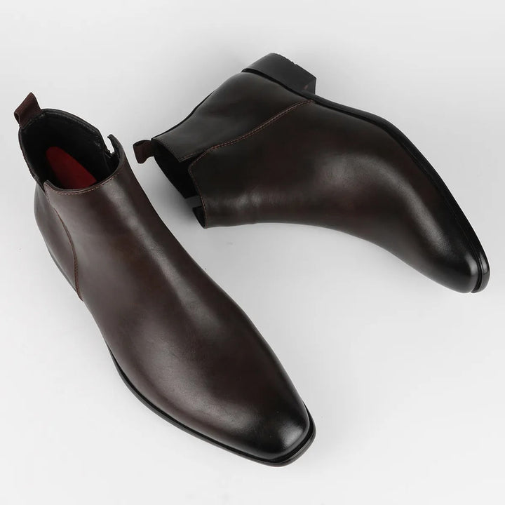 Man draagt stijlvolle retro herenlaarzen 'Lars' met zijrits, perfect voor een stedelijke, casual look.